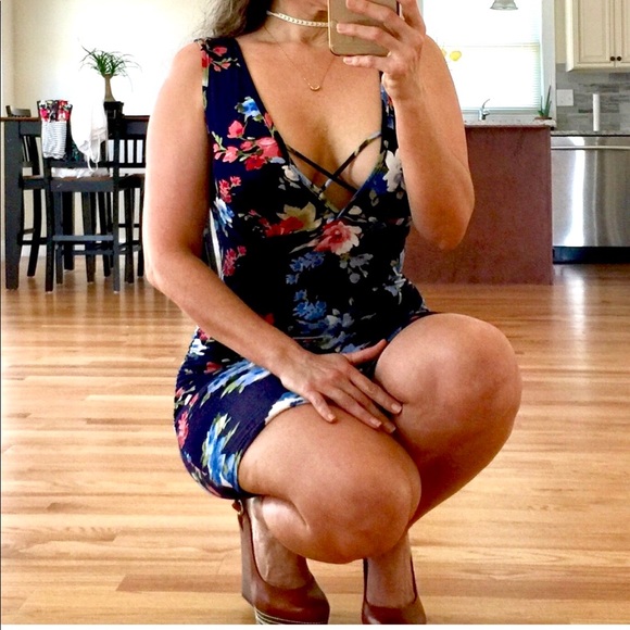 October Love Blue Floral Sleevesless ruched Dress - Picture 5 of 6